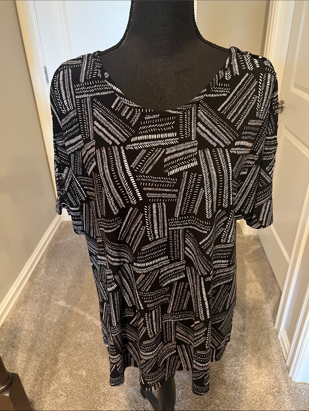 🔥2/$5 Cato Black & White Geometric Print Tunic Top